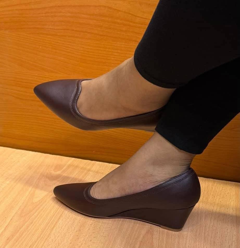 wunna-others-ladies-classic-brown-shoes-699ca00aa8e013.96443028.jpg